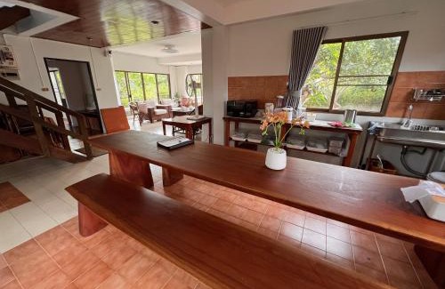 Laem Phak Bia House | Baan Plumeria บ้านภูมิเรีย