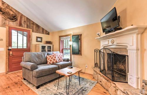 Clyde Apartment | Baby Bear Clyde Cabin on Mountain Farm!