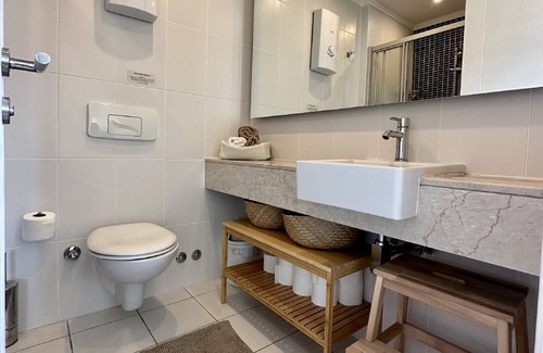 Side Apartment | Babylon 40 - 2 bed private home Sleeps Up To 6 close to everything