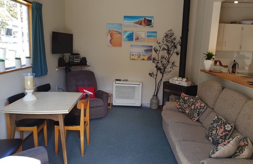 Akaroa House | Bach central- 1 Rue Viard, located across from park and beach - Top Location!