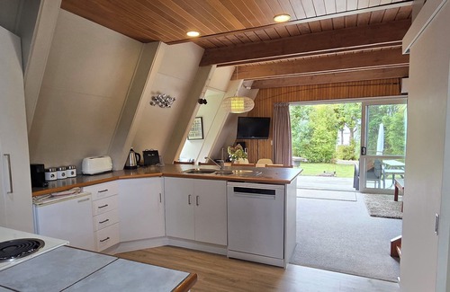 Pukawa Ski Chalet | Bach Pukawa, Lake Taupo. Birds, fishing, pets, wifi, skiing, 5 mins walk to lake