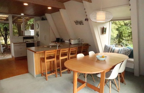 Pukawa Ski Chalet | Bach Pukawa, Lake Taupo. Birds, fishing, pets, wifi, skiing, 5 mins walk to lake