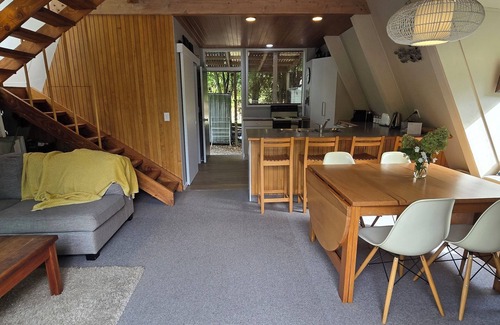 Pukawa Ski Chalet | Bach Pukawa, Lake Taupo. Birds, fishing, pets, wifi, skiing, 5 mins walk to lake