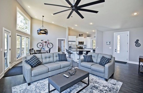 Bella Vista Cabin | Back 40 ENTRANCE in backyard! 15 minutes to entertainment.