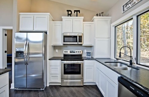 Bella Vista Cabin | Back 40 ENTRANCE in backyard! 15 minutes to entertainment.