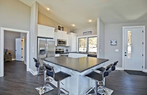 Bella Vista Cabin | Back 40 ENTRANCE in backyard! 15 minutes to entertainment.