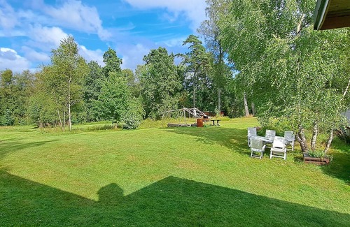 Ullared House | Back to nature. Vacation home with panoramic views of the lake. Up to 8 persons.