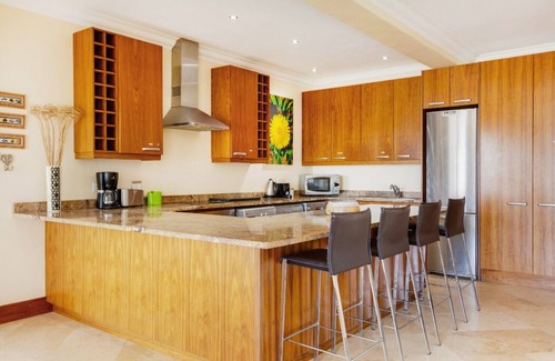 Camps Bay Apartment | Backup-Powered Spacious 300sqm Condo on Bakoven Beach with Private Outdoor Pool