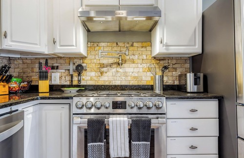 Flour Bluff House | Backyard fishing & birdwatching - 3,600sqft home near beach w/hot tub, gazebo