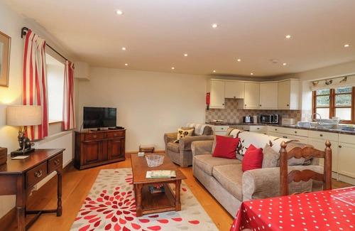 Babcary Cottage | BADGER COTTAGE, romantic, with a garden in Lydford-On-Fosse