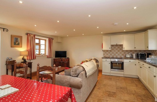 Babcary Cottage | BADGER COTTAGE, romantic, with a garden in Lydford-On-Fosse