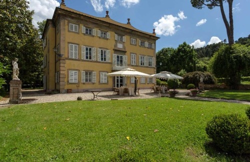 Vorno Villa | Badia Cantignano Villa Sleeps 14 with Pool Air Con and WiFi