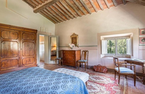 Vorno Villa | Badia Cantignano Villa Sleeps 14 with Pool Air Con and WiFi