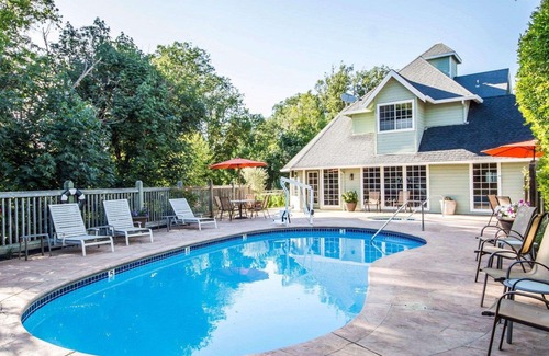 Willits Hotel | Baechtel Creek Inn an Ascend Hotel Collection Member