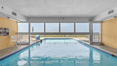 West Panama City Beach Apartment | Bahama Breeze by AvantStay Gulf Front 2 Pools Beach Chairs Included