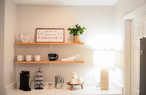 South Venice House | Bahama Villa - Minutes to Venice Beaches-ping-pong-pickle ball court-game room