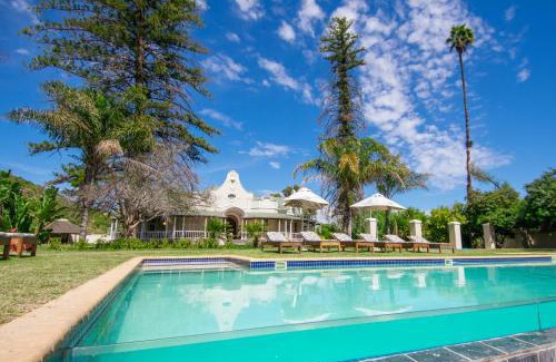 Oudtshoorn House | Bakenskraal Ostrich Palace