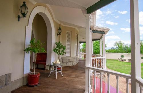 Oudtshoorn House | Bakenskraal Ostrich Palace