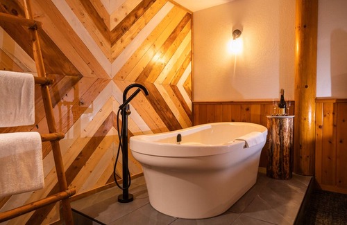 Lake Louise Cabin | Baker Creek | Superior Jacuzzi Suite