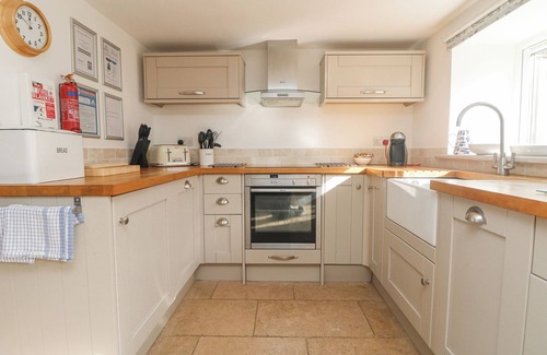 Pendeen Cottage | BAL VIEW, family friendly, with open fire in Trewellard