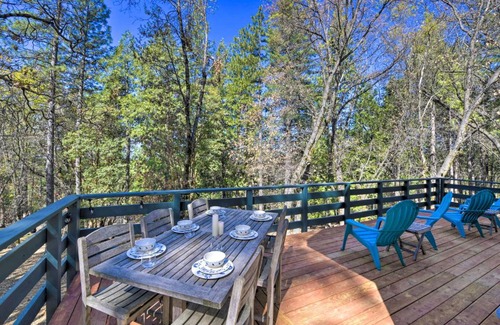Glencoe House | Balcony and Forest Views Cabin in Pioneer!