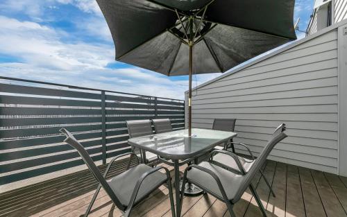 Parnell House | Balcony and Parking 3BR Gem Near Arena by Zodiak Stays