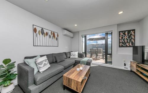 Parnell House | Balcony and Parking 3BR Gem Near Arena by Zodiak Stays