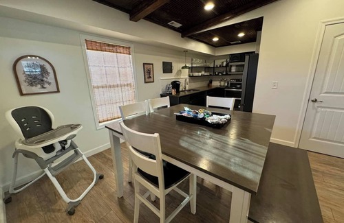 Millville House | Balcony-BBQ-Firepit-Hot tub-King-Full kitchen-TV