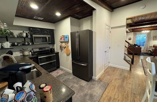 Millville House | Balcony-BBQ-Firepit-Hot tub-King-Full kitchen-TV