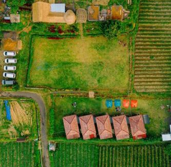 Bayan House | Bale Gantar