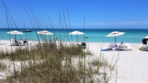 Holmes Beach Hotel | Bali Hai Beachfront Resort and Spa