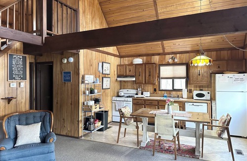 Wallenpaupauk Lake Estates Ski Chalet | Bali's Cottage-Cozy Chalet in WLE-Wallenpaupack Lake Estates-Walk to Pool