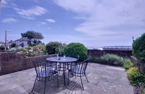 Poole Cottage | Ballard Close - a town house that sleeps 6 guests in 3 bedrooms