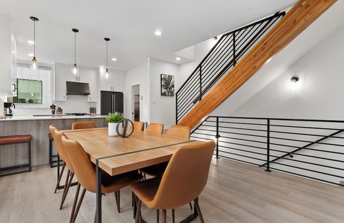Loyal Heights Apartment | Ballard Hangout - Arcade, Covered deck, Sleeps 10!