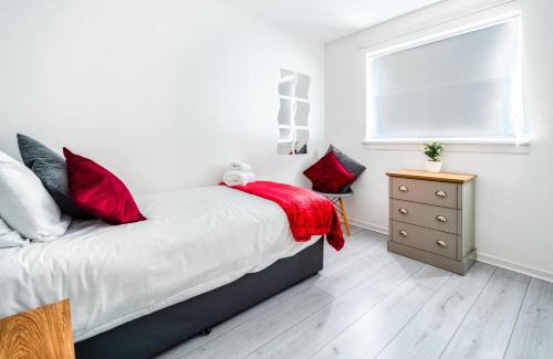 Shotts Apartment | Balloch House -Spacious 3 bed house with on street parking