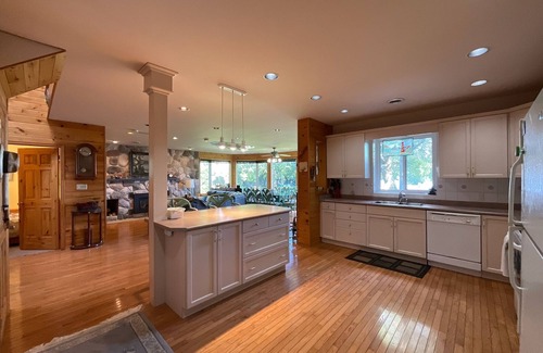 Victoria Road Cottage | Balsam Lake Beauty! Waterfront in the Kawarthas! Sleeps 10!