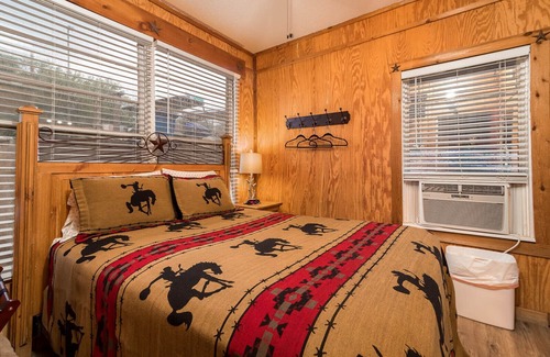 Bandera Hotel | Bandera Bunkhouse On Main #2