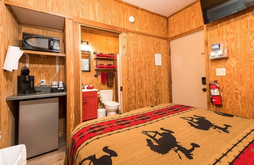 Bandera Hotel | Bandera Bunkhouse On Main #2