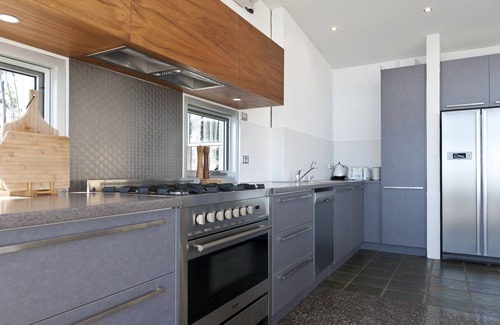 Sandford House | Baragoola Retreat - Luxury Waterfront Property in the Southern Tasmanian Bush