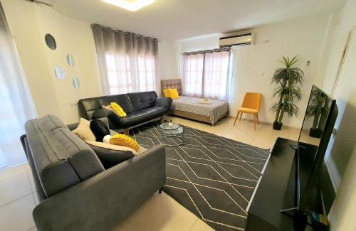 Eilat Apartment | Barak Royal suites 20 Garden jacuzzi - ג'קוזי בחצר