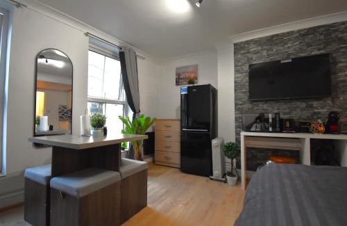 Barbican Apartment | Barbican Studio EC1M central Sleeps 3