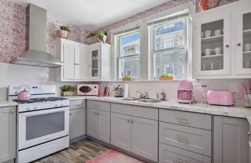 Glenham-Belford Apartment | Barbie Dream Loft! Wine/Yard/King Bed/Parking!