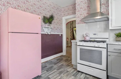 Glenham-Belford Apartment | Barbie Dream Loft! Wine/Yard/King Bed/Parking!