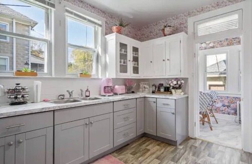 Glenham-Belford Apartment | Barbie Dream Loft! Wine/Yard/King Bed/Parking!