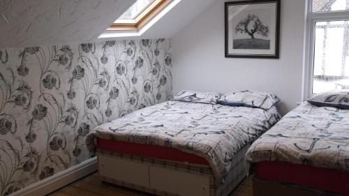 Paignton House | BARBIE HOUSE , 2 Bedroom Garden Apartment with Private Car Space , Opposite Paignton Pier , 2 Double Beds , 2 Single beds Kitchen & Air Fryer , Reception to Help you