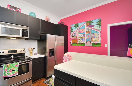 Neartown House | BARBIE’S WORLD DOWNTOWN/MONTROSE/MUSEUM DIST