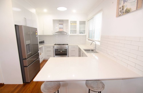 Margate House | Bardon Beauty Pool Pet Privacy close to transport shops city