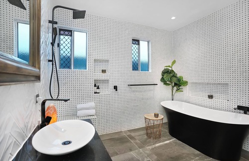 Margate House | Bardon Beauty Pool Pet Privacy close to transport shops city