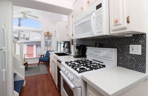 Leucadia House | Barefoot 101 Haven * One Block to Beach* 2Bed1Bath