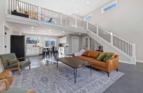 Berkeley Springs House | Barn with Barrel Sauna, Views, King Bed & Wi-Fi, Dog friendly